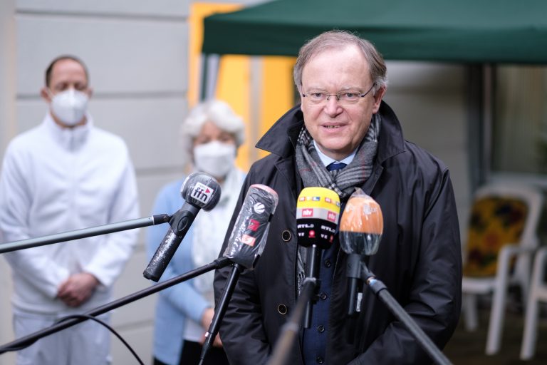 Niedersachsens Ministerpräsident Stephan Weil (SPD) spricht sich für eine Verlängerung des Lockdowns aus Foto: picture alliance/dpa | Ole Spata