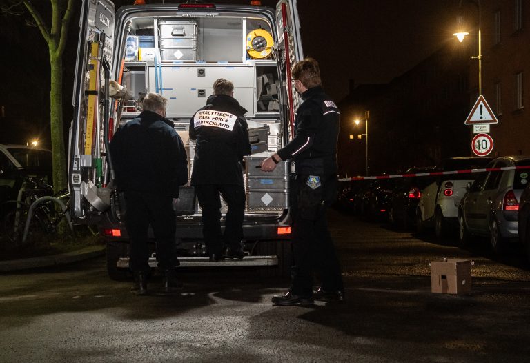 Polizisten und Mitglieder einer speziellen Einheit zur Erkennung chemischer Gefahren am Tatort in Berlin-Schöneberg