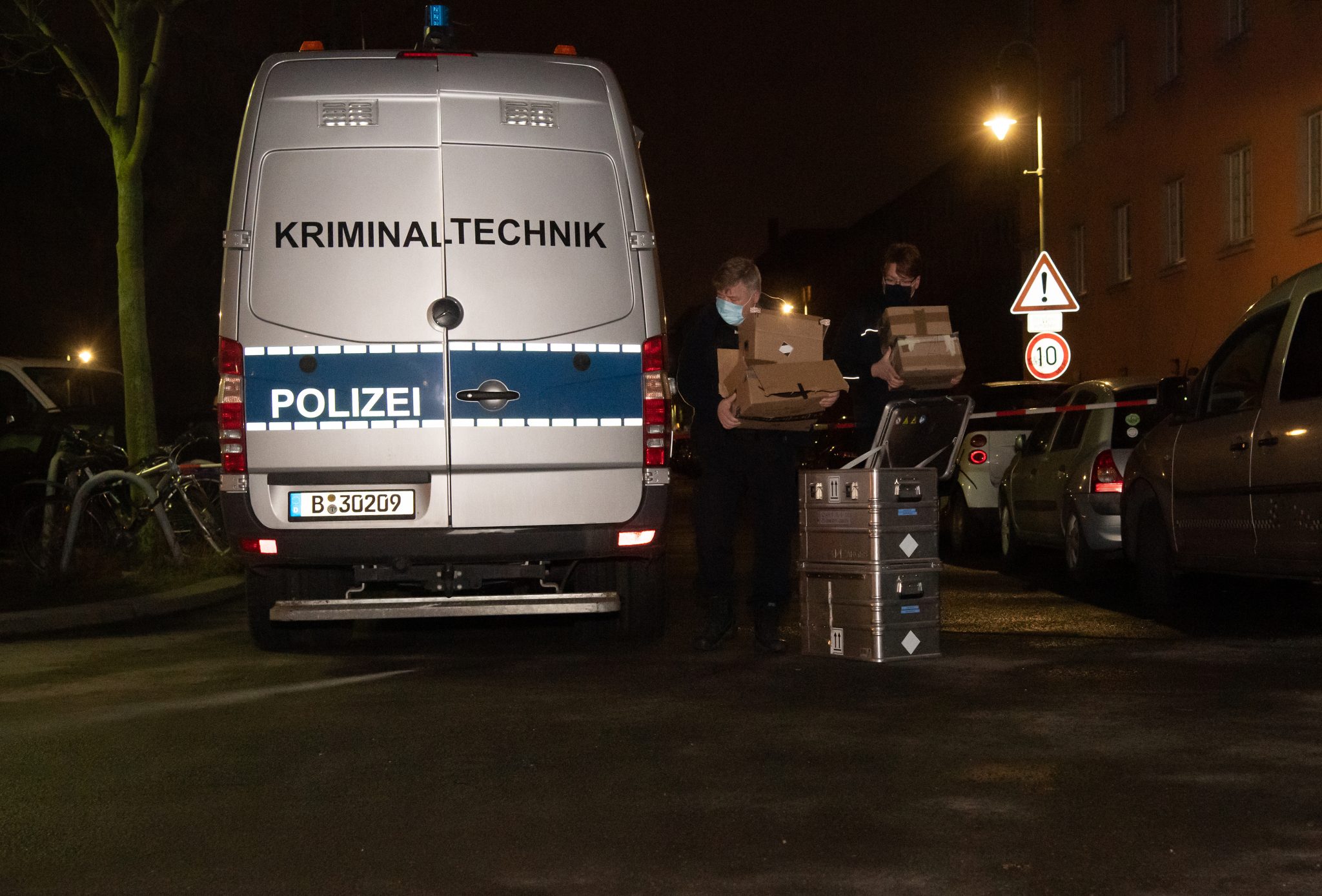 Berliner Polizisten sichern Beweismaterial nach der Verhaftung der mutmaßlichen linksextremen Bombenbauer Foto: picture alliance/dpa/dpa-Zentralbild | Paul Zinken