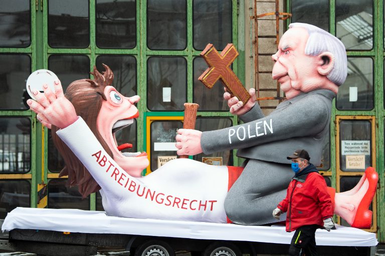 Der Mottowagen beim Düsseldorfer Karneval zum Abtreibungsrecht in Polen ruft Proteste hervor Foto: picture alliance/dpa | Federico Gambarini