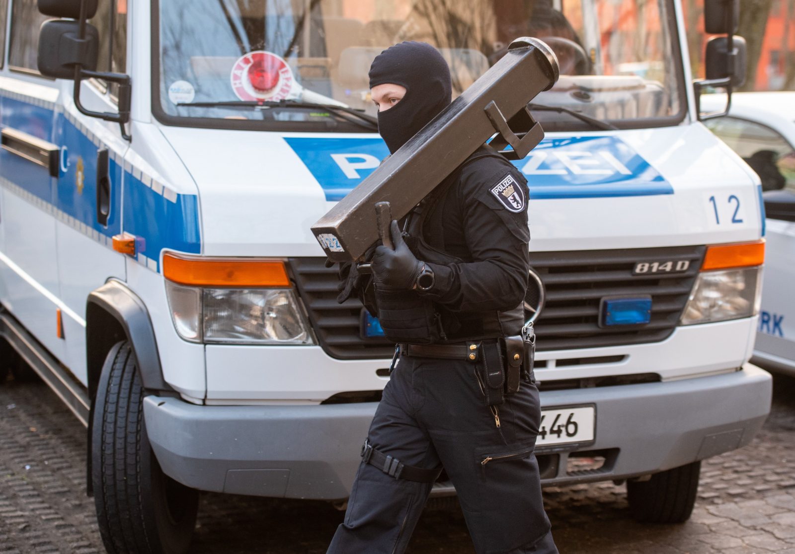 Im Zusammenhang mit dem Verbot des Islamistenvereins durchsuchten rund 850 Polizisten Wohnungen in Berlin und Brandenburg Foto: picture alliance/dpa | Christophe Gateau
