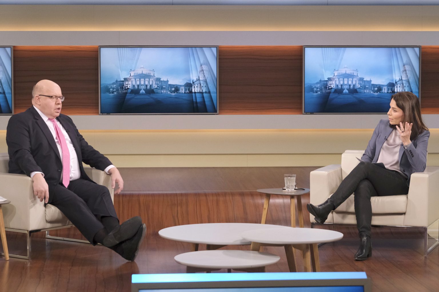 Bundeswirtschaftsminister Peter Altmaier (CDU) und Moderatorin Anne Will