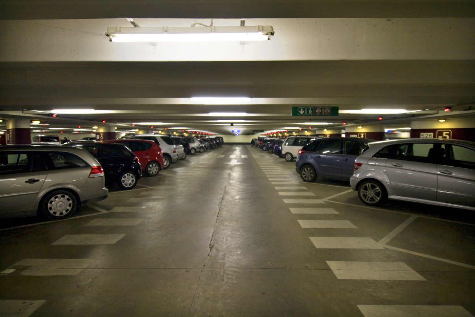 Tiefgarage mit parkenden Autos