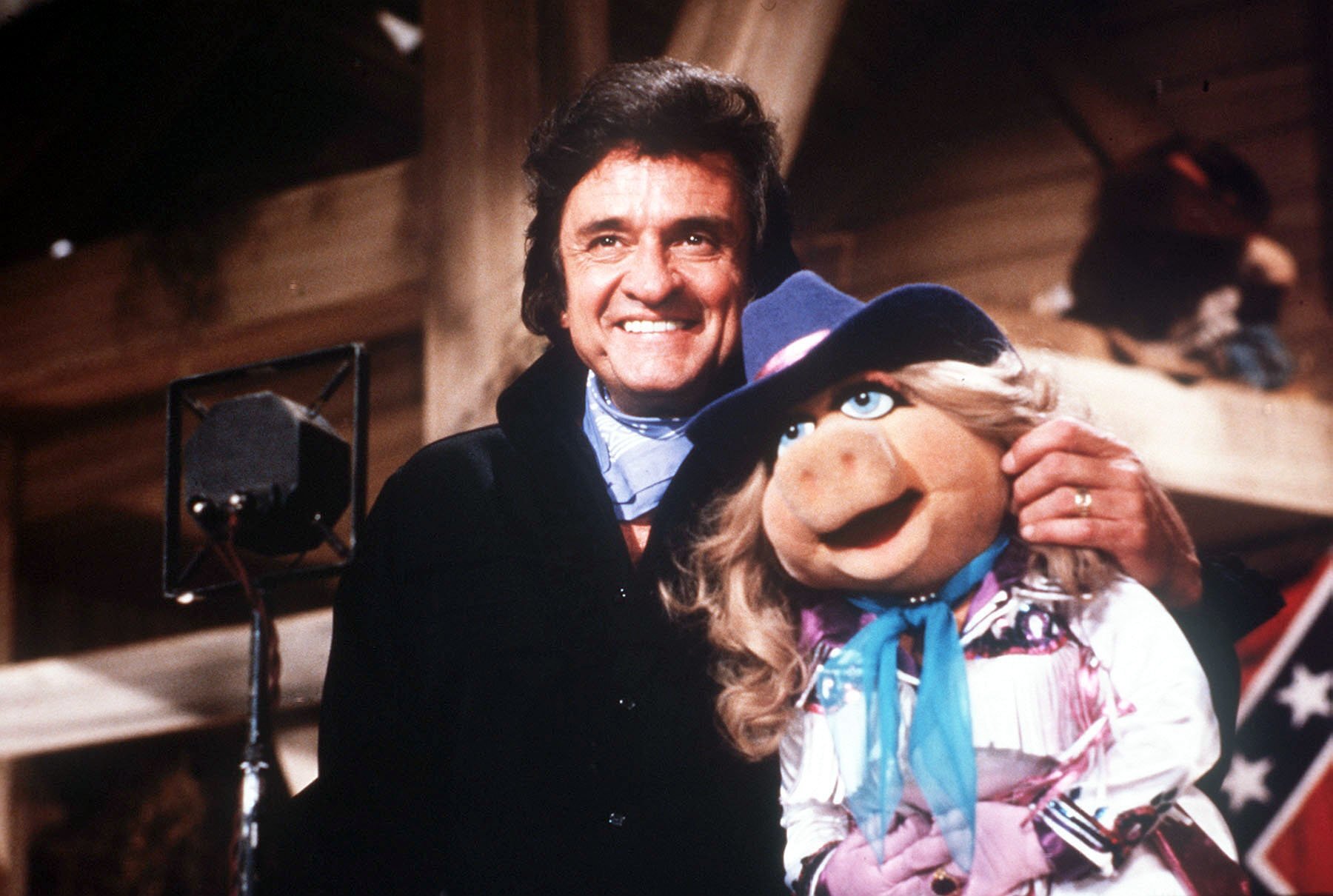Der Country-Sänger Johnny Cash mit Miss Piggy aus der "Muppet Show" benötigen laut Disney+ einen Warnhinweis Foto: picture-alliance / dpa | kpa