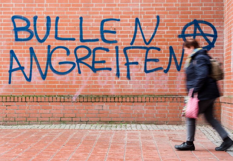 Graffitis mit linksradikalen Botschaften werden in Bremen nicht entfernt (Symbolbild) Foto: picture alliance / Daniel Bockwoldt/dpa | Daniel Bockwoldt
