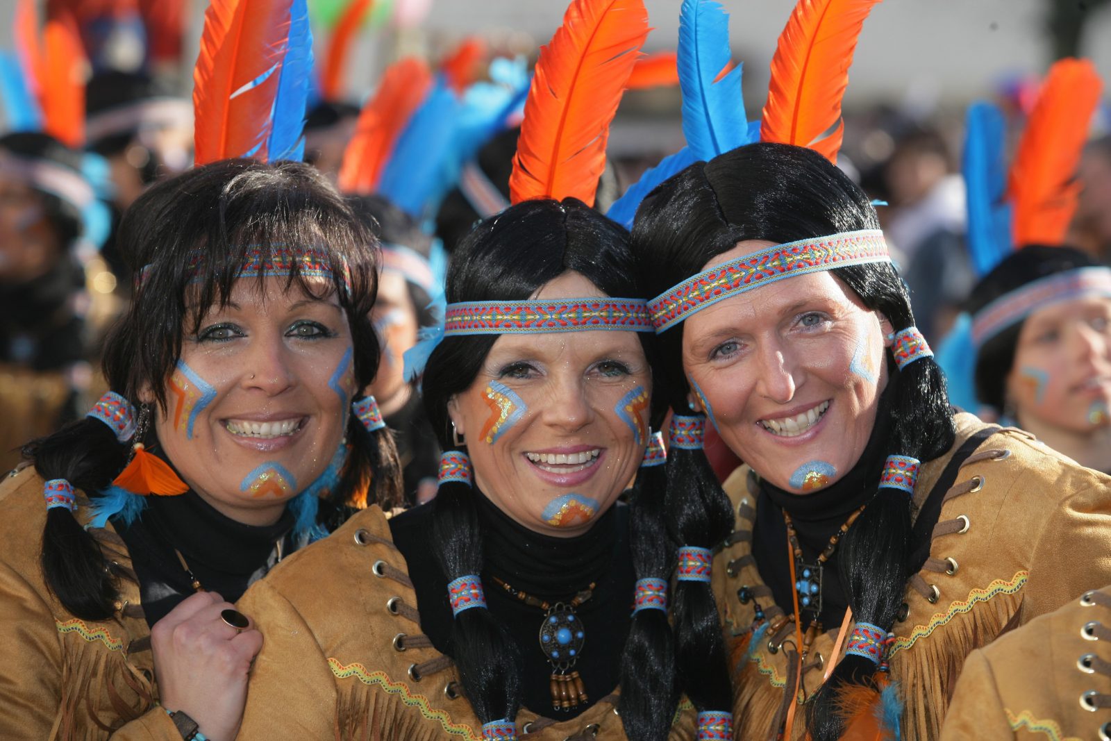 Frauen mit Indianerkostüm