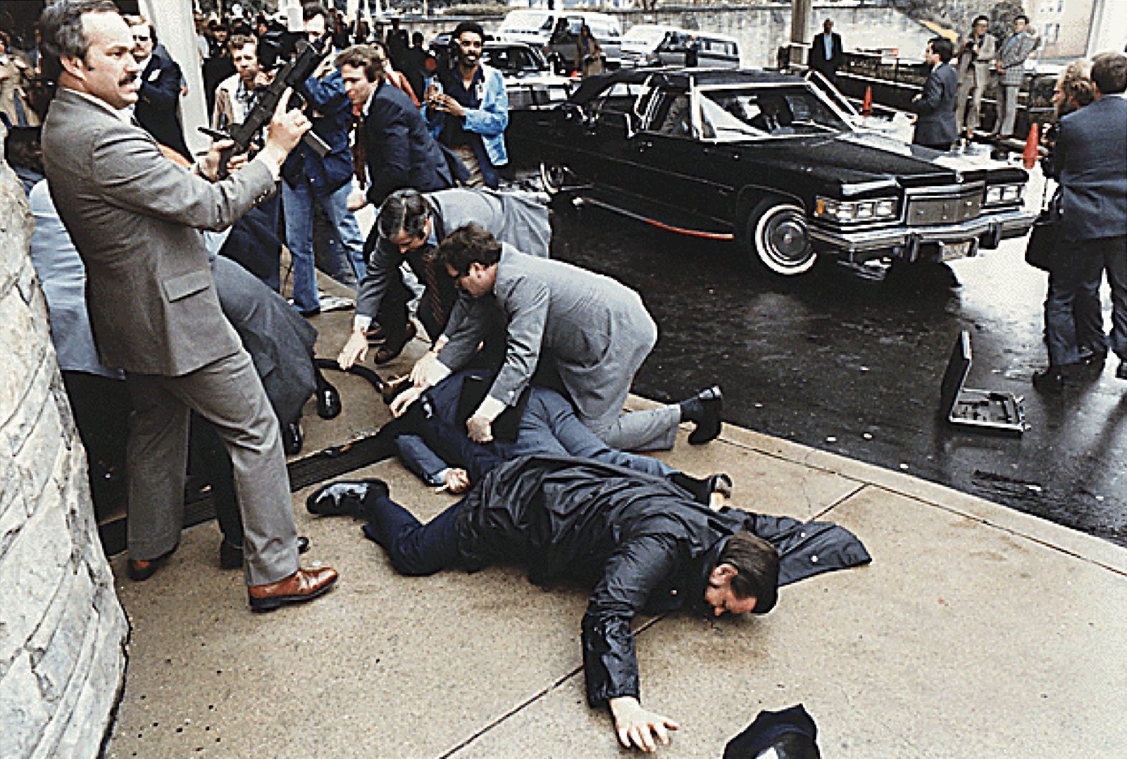Nach den Schüssen auf US-Präsident Ronald Reagan herrscht für einige Sekunden Chaos Foto: picture-alliance / dpa | Consolidated White House
