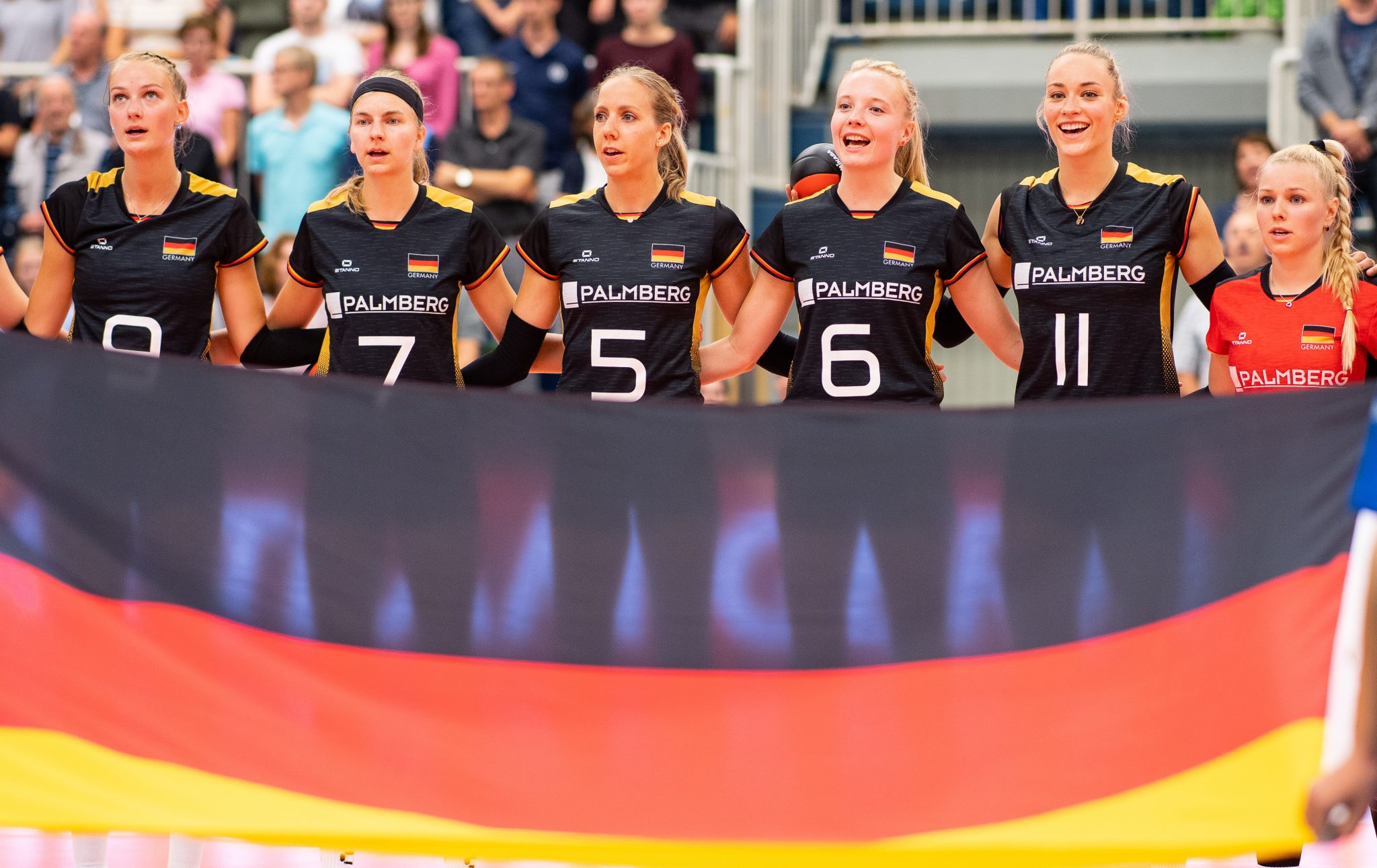Deutschlands Volleyballerinnen sind dem "Spiegel" zu weiß (Archivbild) Foto: picture alliance/dpa | Guido Kirchner