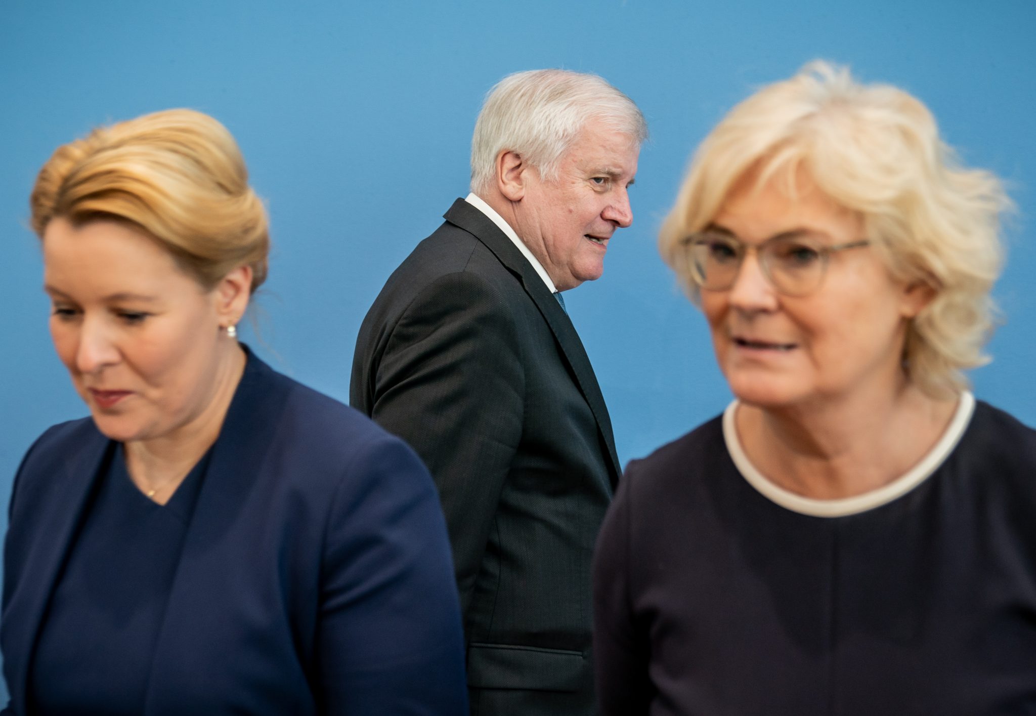 Familienministerin Franziska Giffey (l.) und Christine Lambrecht (beide SPD) sowie Innenminister Horst Seehofer (CSU): Demokratiefördergesetz kommt vermutlich doch nicht mehr in dieser Legislaturperiode