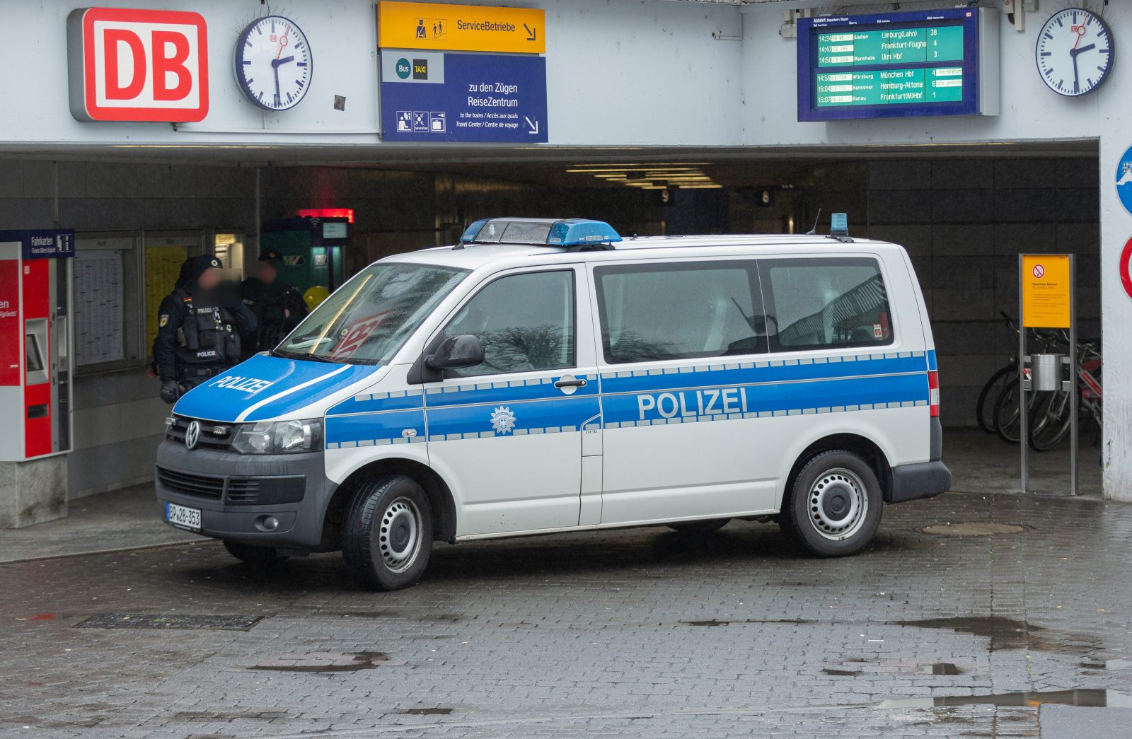 Polizeieinsatz am Bahnhof Fulda (Archivbild): Körperverletzung und ausländerrechtliche Verstöße