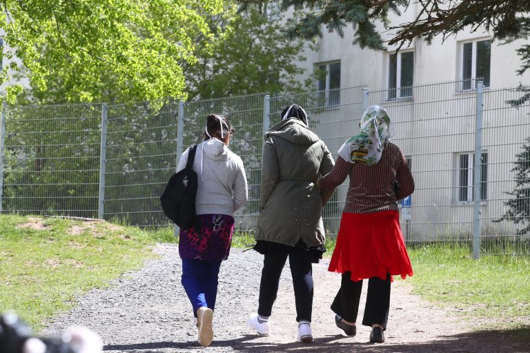 Asylbewerber gehen auf dem Gelände der Erstaufnahmeeinrichtung des Landes Thüringen spazieren