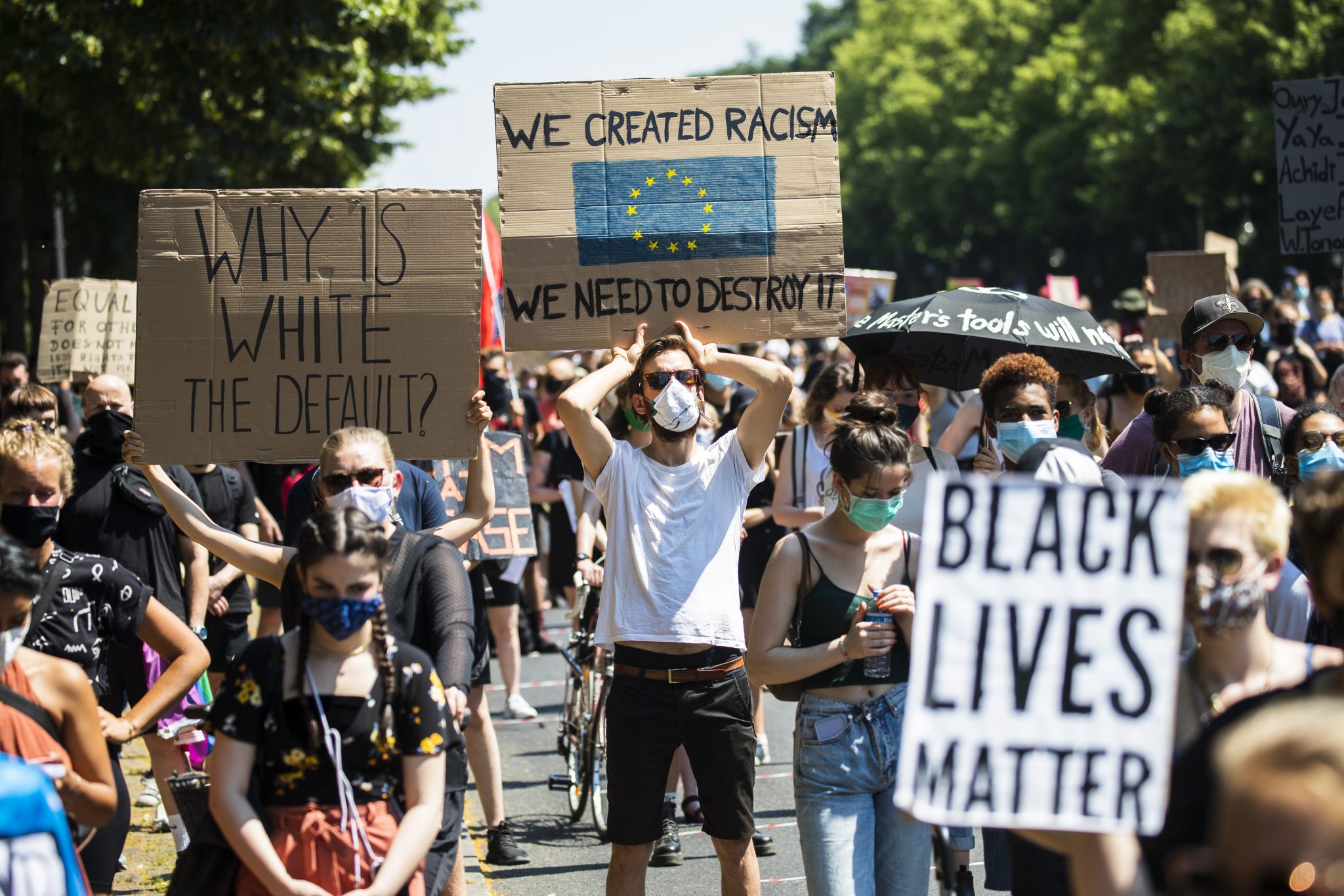 Teilnehmer einer Demonstration gegen Rassismus in Berlin: Der Einfluß von Antirassismus-Netzwerken auf Gewerkschaften, Fakultäten und politische Parteien wird größer