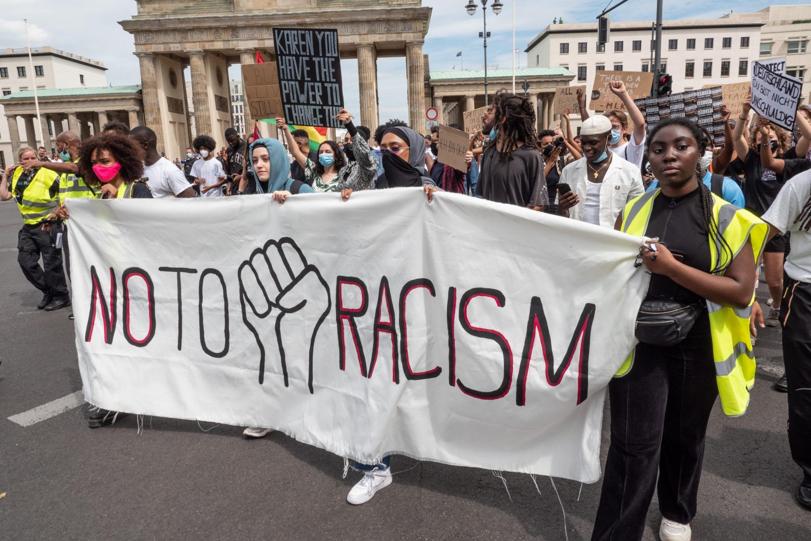 Demonstration gegen Rassismus: Um anti-weißen Rassismus geht es natürlich nicht Foto: picture alliance / imageBROKER | Wolfgang Noack