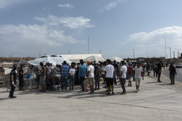 Migranten aus dem Flüchtlingslager Moria in Griechenland warten auf neue Unterkünfte nach dem Brand (Archivbild) Foto: picture alliance / AA | Ayhan Mehmet