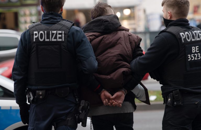 Polizisten nehmen Verdächtigen fest (Archivbild): Ausländer öfter Tatverdächtige bei Straftaten gegen Deutsche