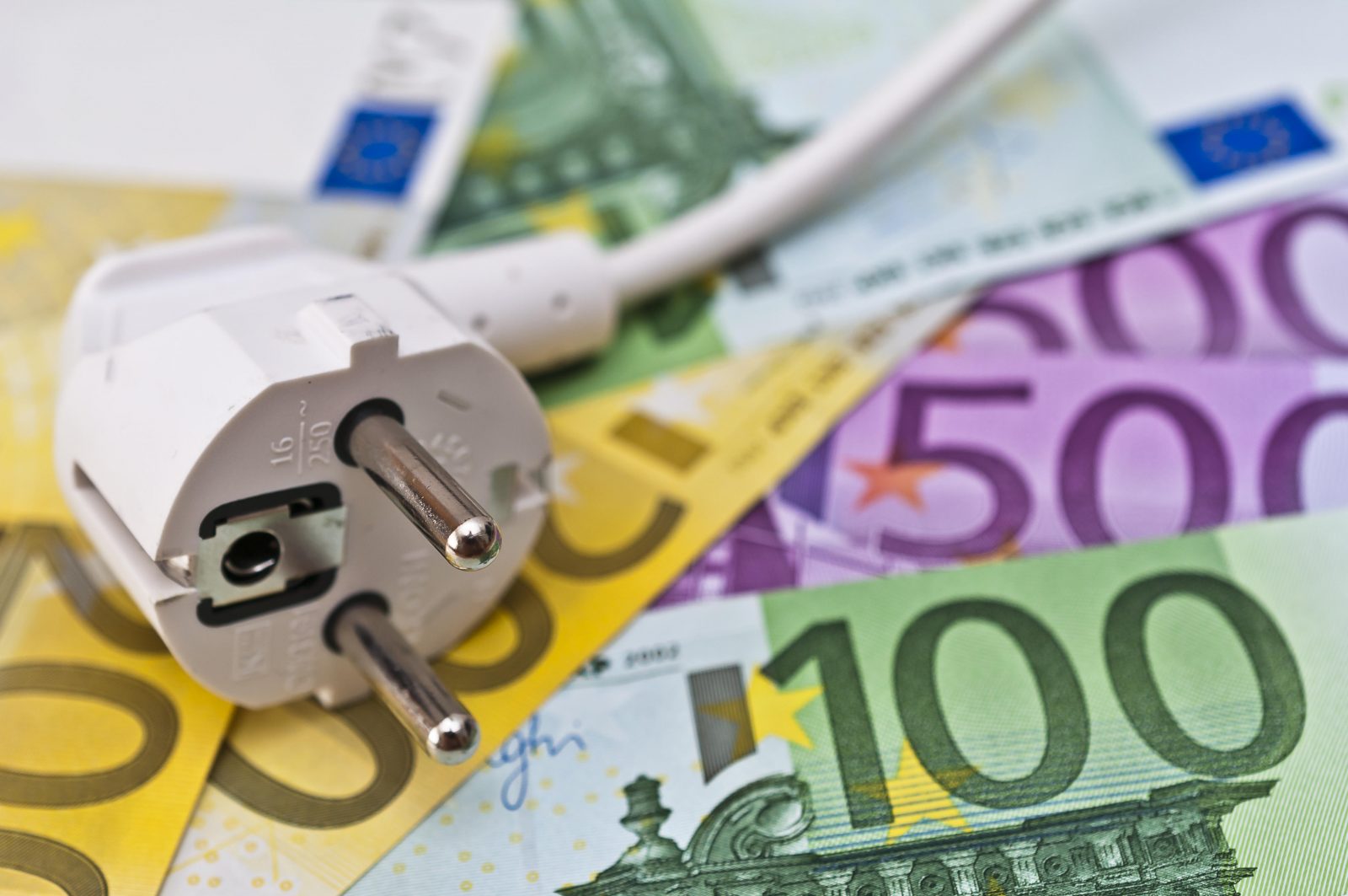 Stromkosten für Haushalte steigen wegen Steuern und Umlagen