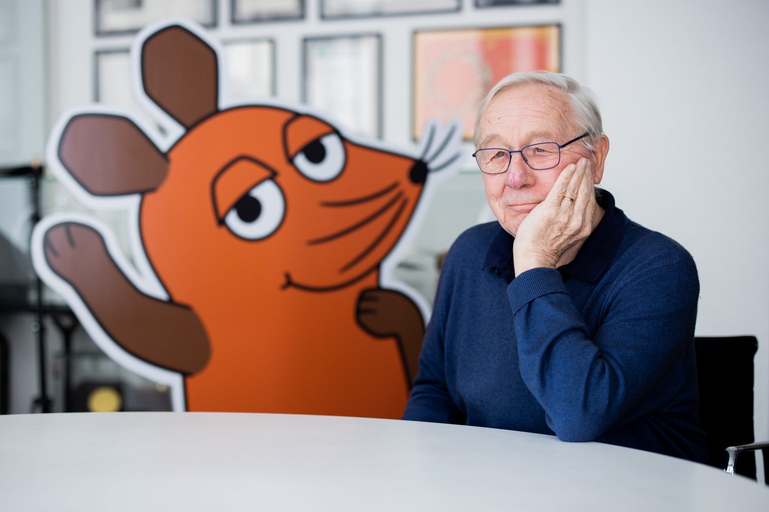 Der Miterfinder der "Sendung mit der Maus", Armin Maiwald, blickt mit der Maus auf ein halbes Jahrhundert Lach- und Sachgeschichten zurück Foto: picture alliance/dpa | Rolf Vennenbernd