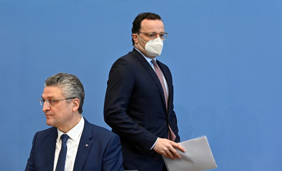 Der Chef des RKI, Lothar Wieler (l.), und Bundesgesundheitsminister Jens Spahn (CDU) (r.): Migrantenanteil unter Corona-Intensivpatienten sei ein Tabu Foto: picture alliance / REUTERS | POOL New