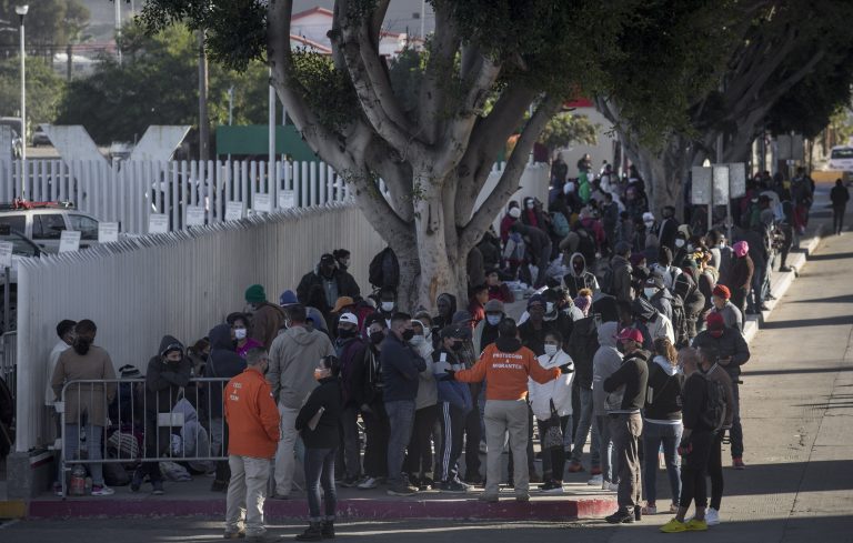 Migranten am Grenzübergang „El Chaparral“: Bidens „Grenzkrise“