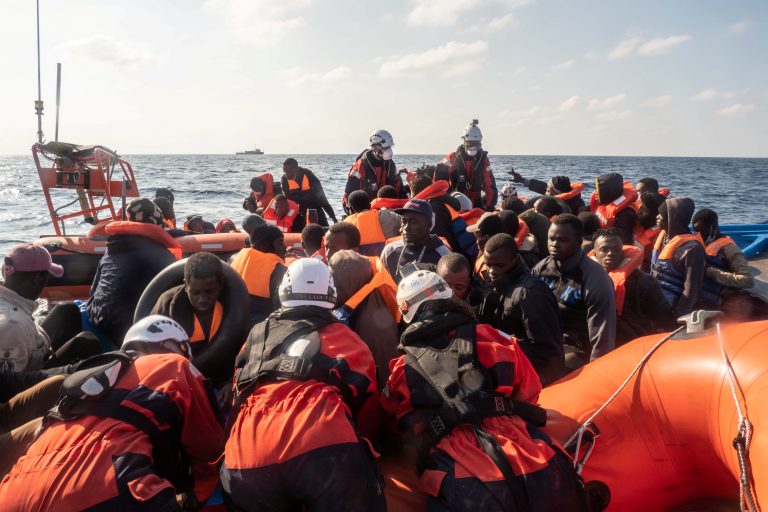„Sea-Watch 3“-Crew nimmt Migranten auf dem Mittelmeer auf