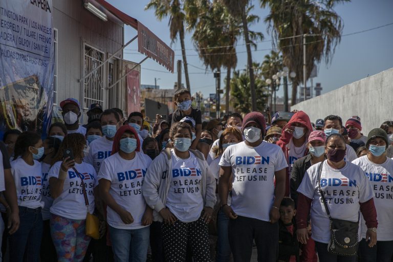 Migranten an der Südgrenze der USA fordern auf ihren T-Shirts von Präsident Biden Einlaß Foto: picture alliance/dpa | Stringer