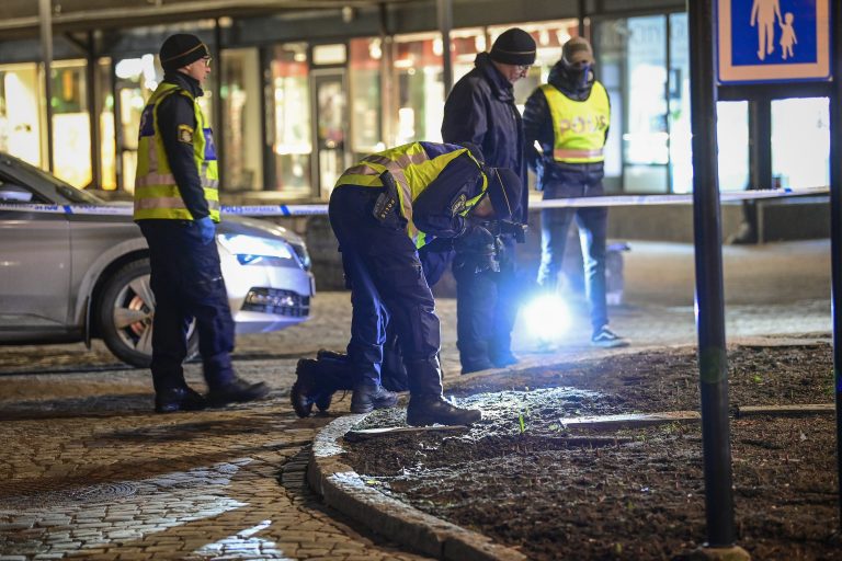 Kriminaltechniker untersuchen im schwedischen Vetlanda den Tatort des Messerangriffs Foto: picture alliance / TT NYHETSBYR?N | Mikael Fritzon/TT