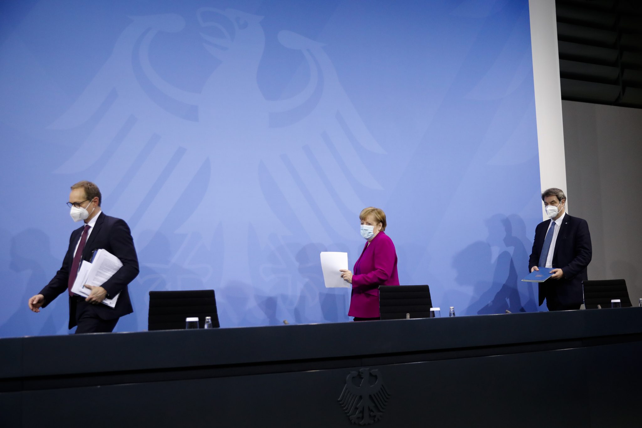 Bundeskanzlerin Angela Merkel (CDU) (M.) stellt die neuen Beschlüsse ihrer Corona-Politik vor Foto: picture alliance/dpa/AP POOL | Markus Schreiber