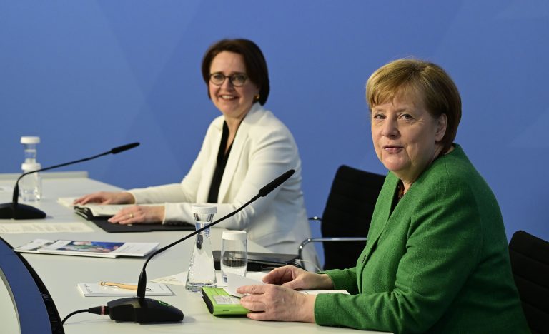 Bundeskanzlerin Angela Merkel (CDU, r.) und Annette Widmann-Mauz (CDU) beim Integrationsgipfel