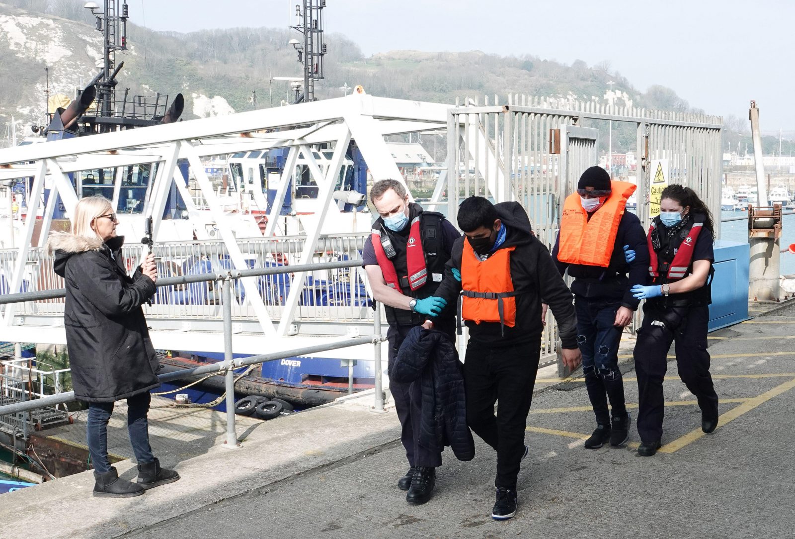 Britische Sicherheitskräfte nehmen illegale Einwanderer an der Südküste in Gewahrsam Foto: picture alliance / dmg media Licensing | Mark Large