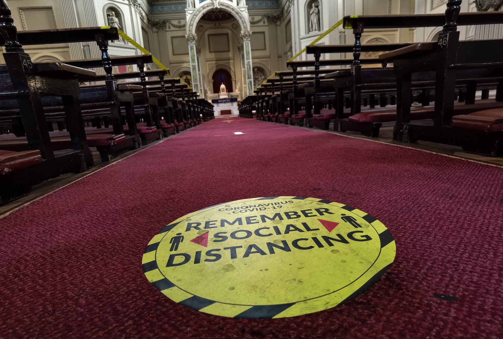 Hinweis in einer Kirche: Besucher werden gebeten Abstand zueinander zu halten, um sich nicht mit dem Coronavirus anzustecken