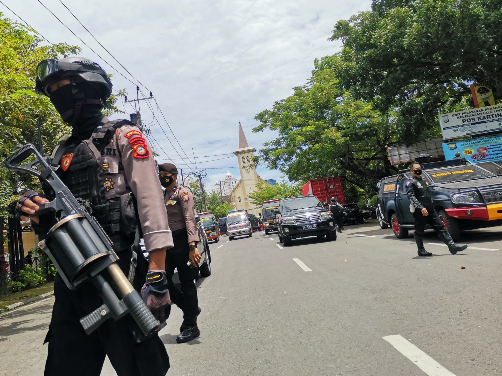 Schwerbewaffnete Sicherheitskräfte bewachen nach dem Anschlag eine Kirche in Makassar