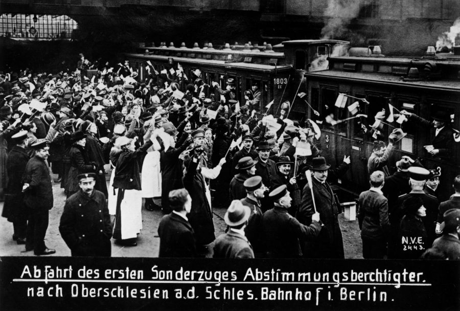 Abstimmungsberechtigte fahren per Sonderzug von Berlin nach Oberschlesien Foto: picture-alliance / akg-images | akg-images 