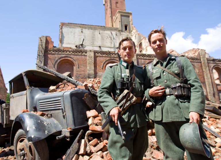 Die Schauspieler Volker Bruch (l.) und Tom Schilling spielen zwei Brüder in dem Kriegsdrama "Unsere Mütter, unsere Väter" (Archivbild) Foto: picture alliance / dpa | Jens Wolf