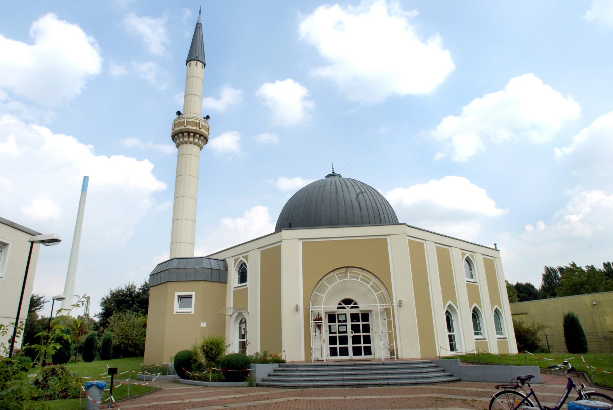 Auch von dem Minarett dieser Gelsenkirchener Moschee könnte künftig der Muezzinruf erklingen Foto: picture-alliance/ dpa/dpaweb | Horst Ossinger