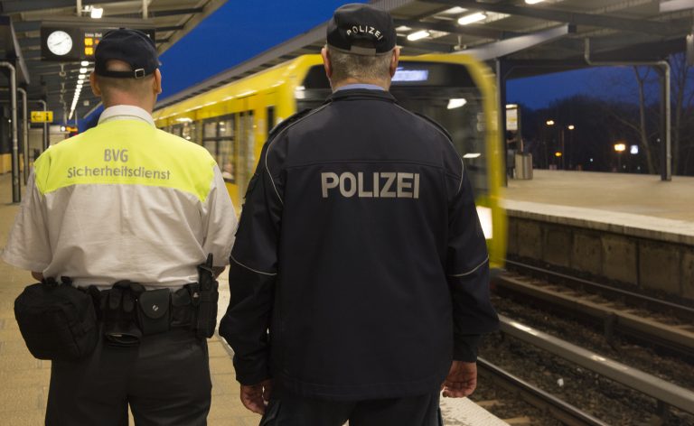 Ein Polizeibeamter und ein Mitarbeiter des BVG-Sicherheitsdienste stehen an seinem Bahnsteig in Berlin