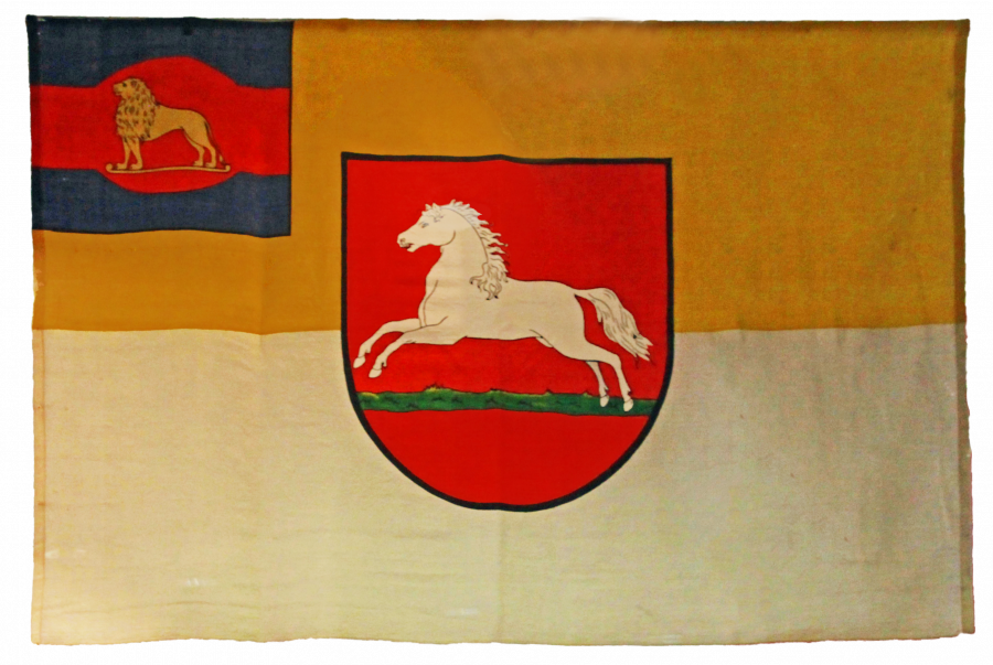 Fahne des Landesverbandes Braunschweig der DP in den welfischen Farben Gelb-Weiß, mit dem Niedersachsenroß, 1950er Jahre Foto: Aus dem Archiv des Autors 
