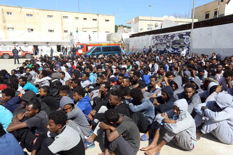 Migranten werden in Tripolis von Sicherheitskräften festgehalten
