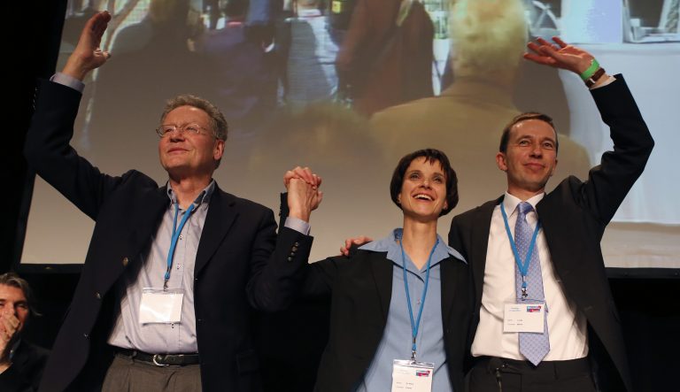 Die ersten AfD-Parteisprecher: Konrad Adam (l.), Frauke Petry und Bernd Lucke (r.) beim Parteitag 2013 Foto: picture alliance / REUTERS | FABRIZIO BENSCH