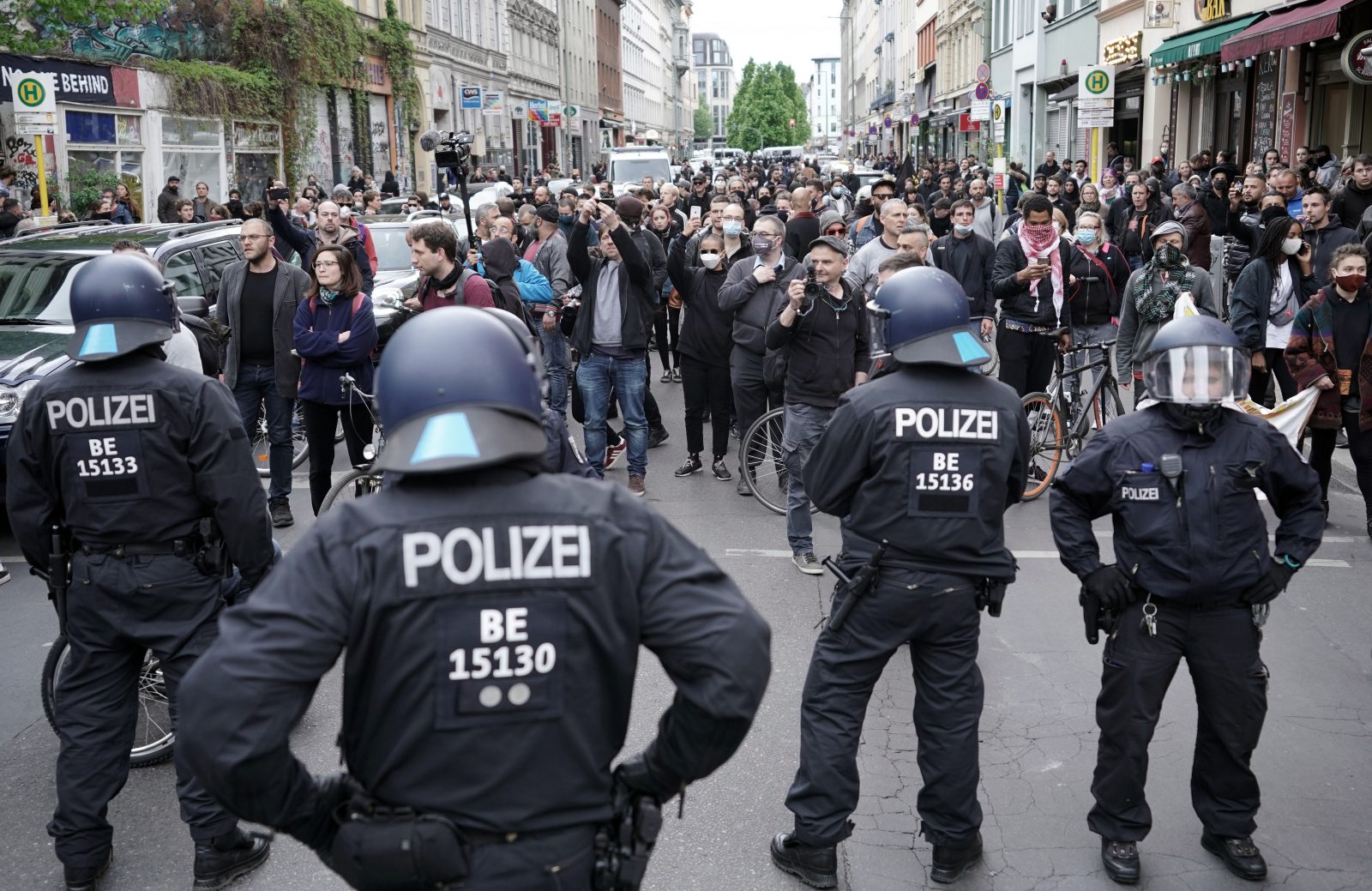 Demonstranten und Polizisten stehen sich in Berlin während einer 1. Mai Demonstration gegenüber (Archivbild) Foto: picture alliance/dpa | Michael Kappeler