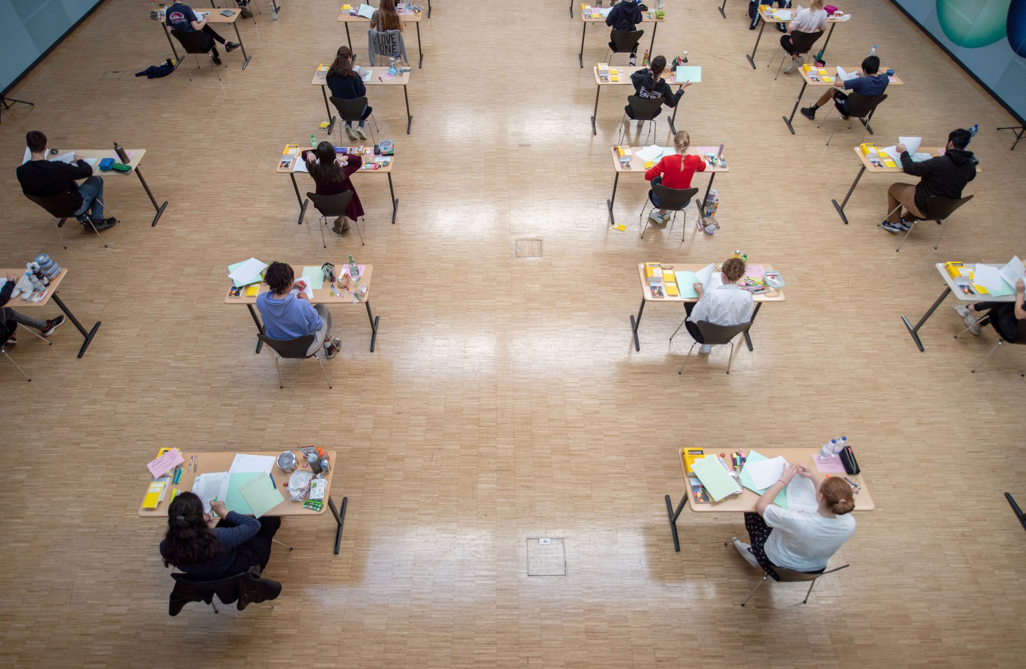 Schüler schreiben ihre Abiturklausur: Ein Text aus der New York Times sorgt in Nordrhein-Westfalen für Unmut Foto: picture alliance/dpa | Marijan Murat