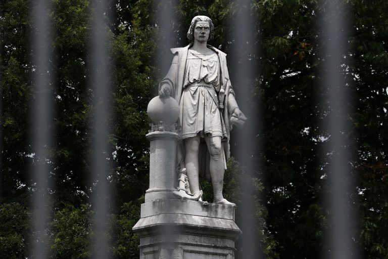 Kolumbus-Statue hinter Gittern: In Philadelphia tobt ein Streit um den Kolumbus-Tag Foto: picture alliance / ASSOCIATED PRESS | Matt Slocum