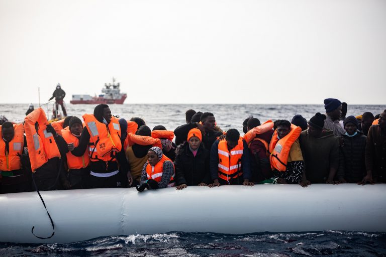 Migranten im Mittelmeer, im Hintergrund die „Ocean Viking“