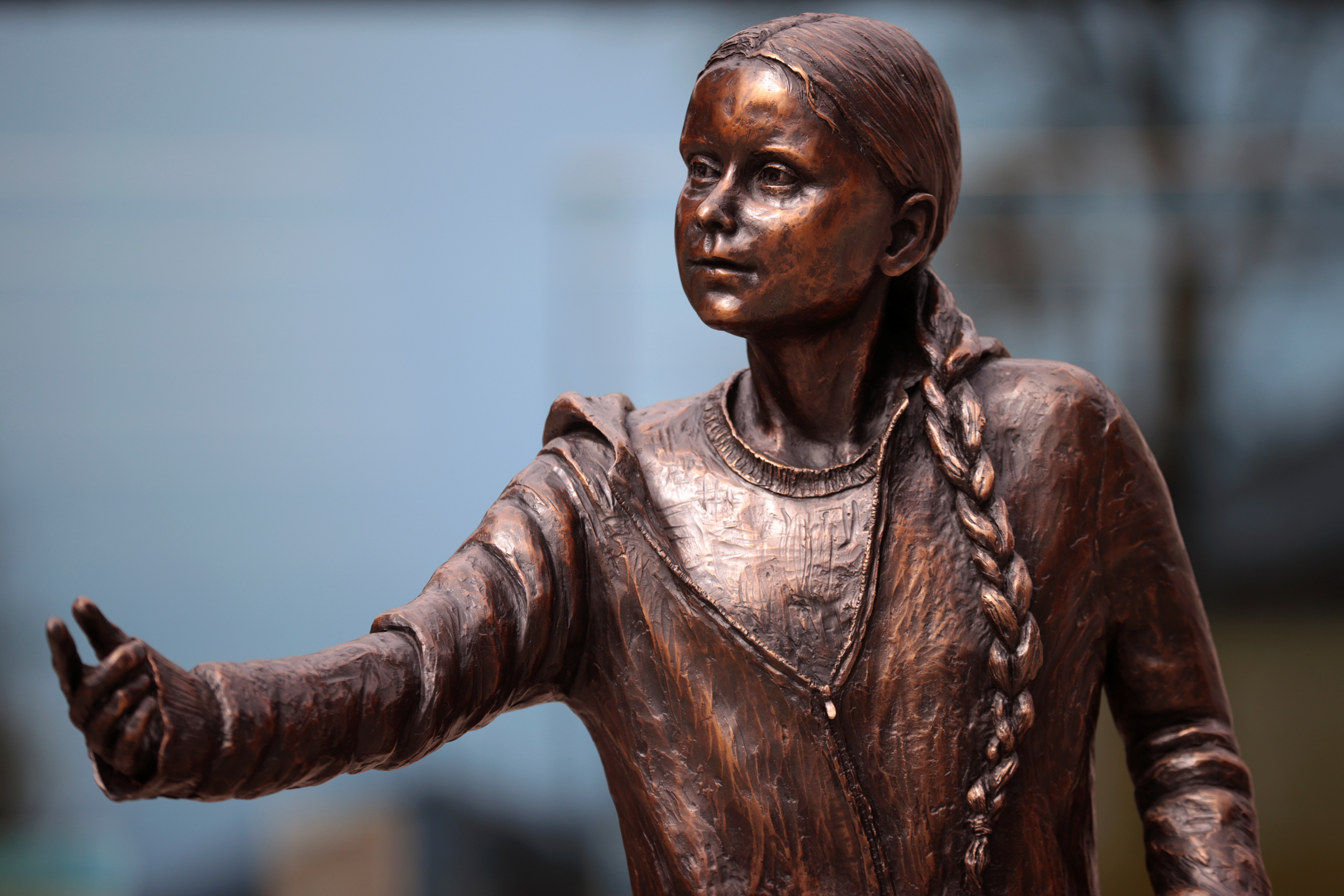 Die Bronzestatue der Klimaschützerin Greta Thunberg löst nicht nur Freude an der Universität Winchester aus Foto: picture alliance / REUTERS | Hannah Mckay