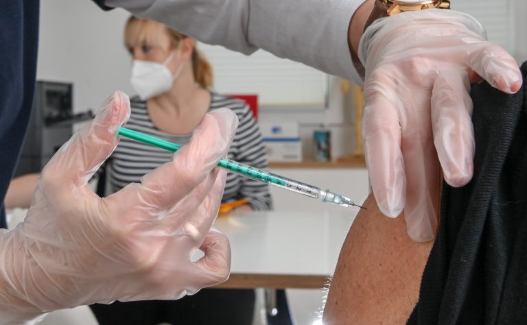 Mittlerweile laufen die Corona-Impfungen auch in Deutschland schneller Foto: picture alliance/dpa/dpa-Zentralbild | Jens Kalaene