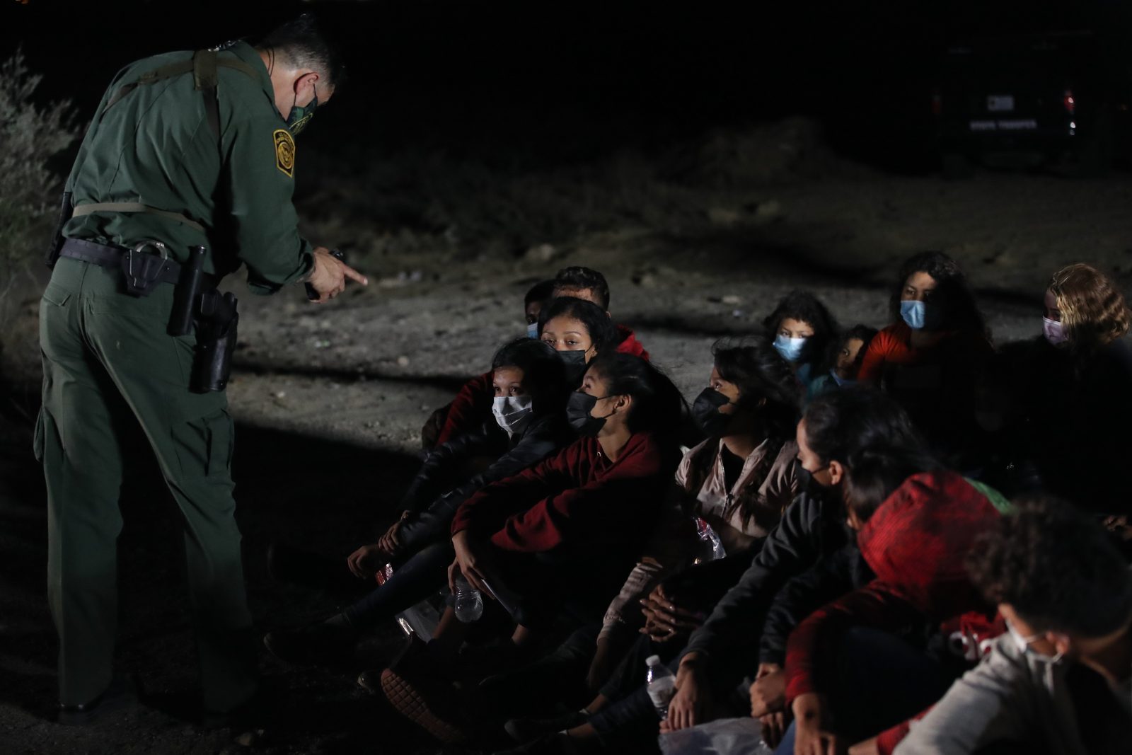 Ein US-Polizist registriert illegale Einwanderer an der Südgrenze zu Mexiko Foto: picture alliance / AA | Tayfun Coskun