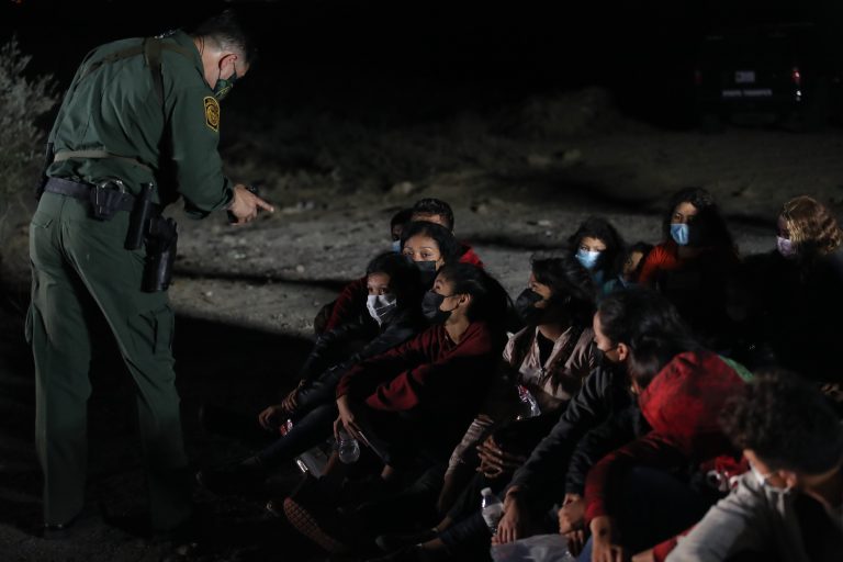 Ein US-Polizist registriert illegale Einwanderer an der Südgrenze zu Mexiko Foto: picture alliance / AA | Tayfun Coskun