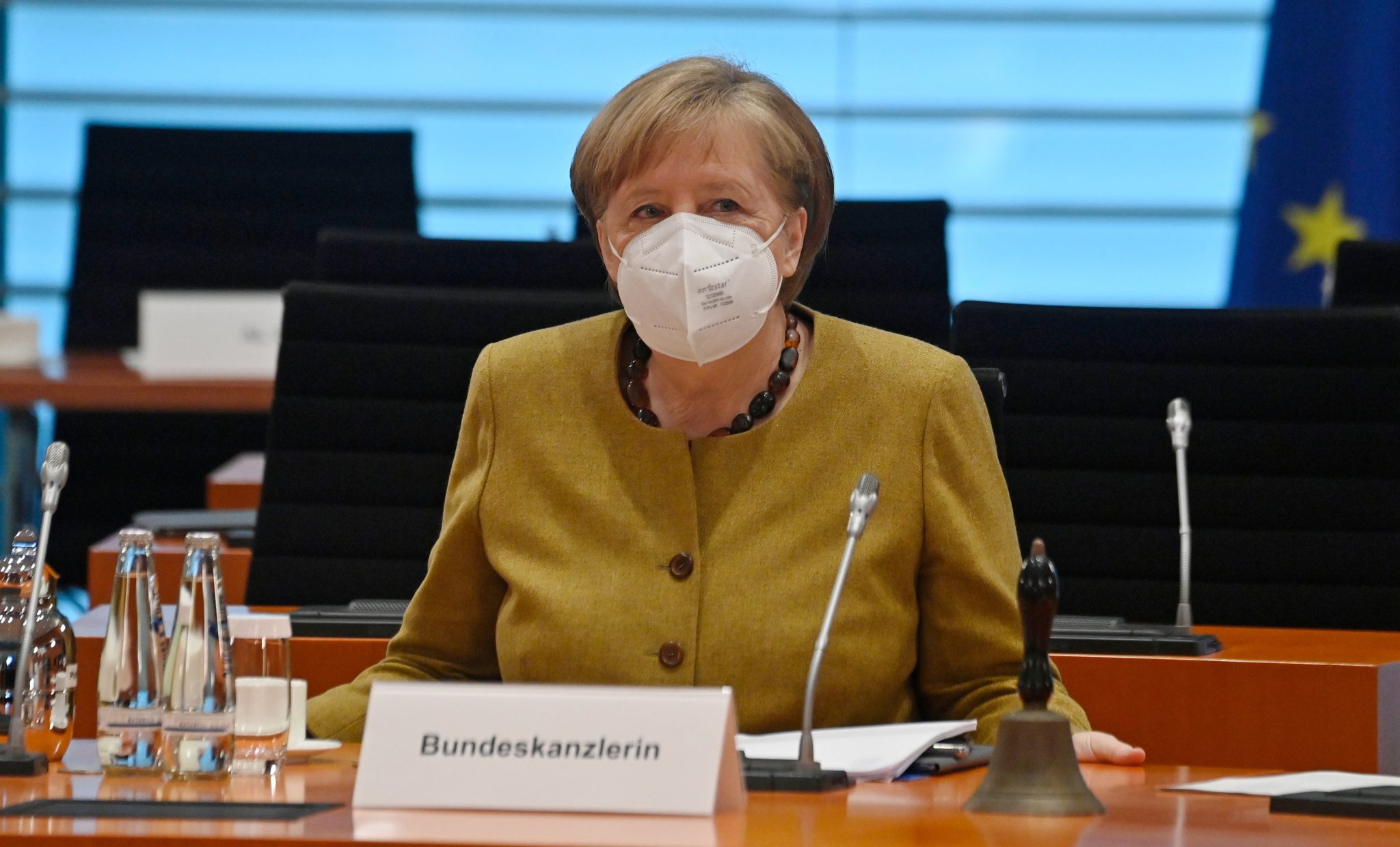Bundeskanzlerin Angela Merkel (CDU) vor der Sitzung des Kabinetts: Die Notbremse kommt Foto: picture alliance/dpa/AFP POOL | John Macdougall