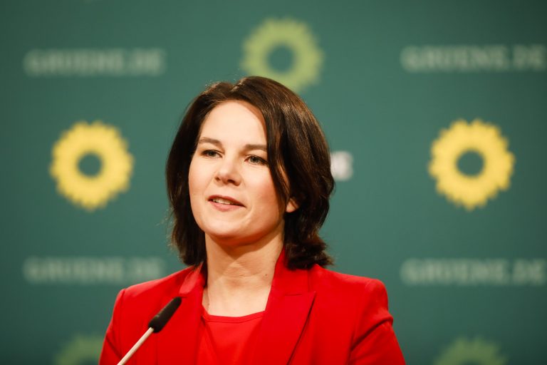 Die Grünen um Spitzenkandidatin Annalena Baerbock liegen laut Umfrage vor der Union Foto: picture alliance / ASSOCIATED PRESS | Markus Schreiber