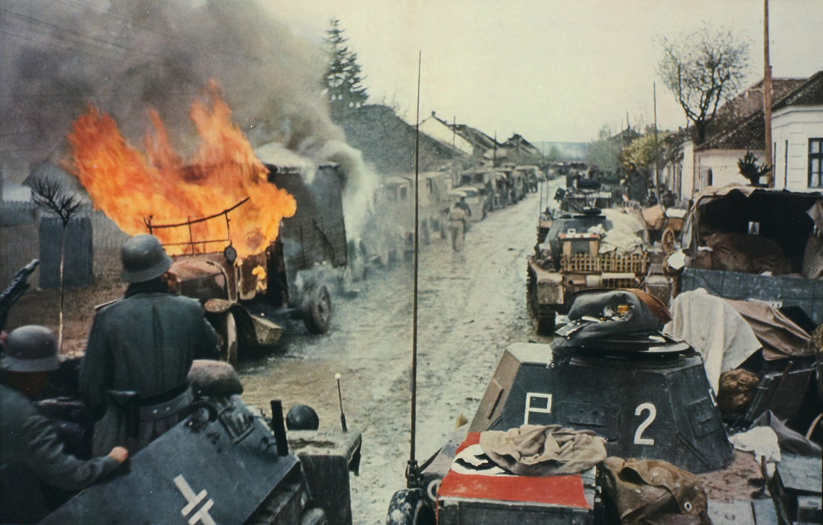 Deutsche Truppen fahren während des Balkanfeldzugs 1941 durch eine serbische Ortschaft Foto: picture-alliance / akg-images | akg-images