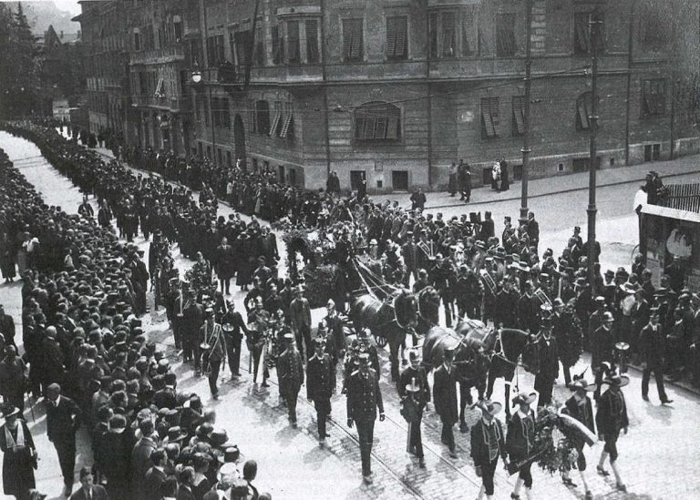 Begräbniszug von Franz Innerhofer in Bozen 1921